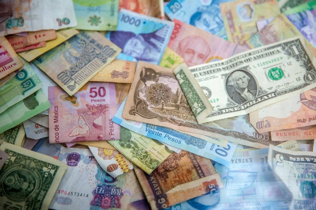Banknotes in many currencies